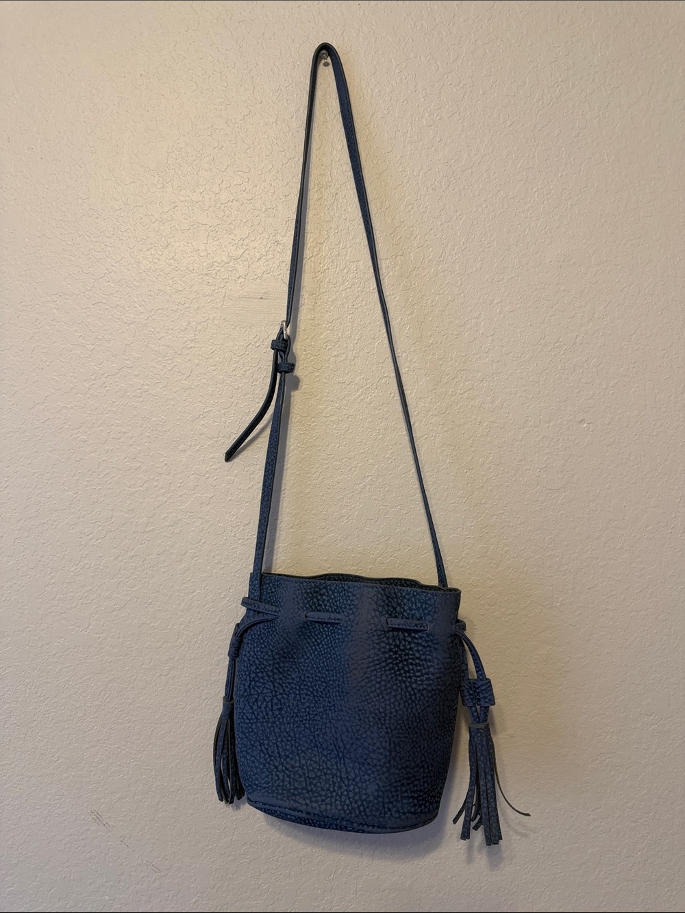 Street Level Navy Pebbled Bucket Crossbody Bag - Picture 2 of 6